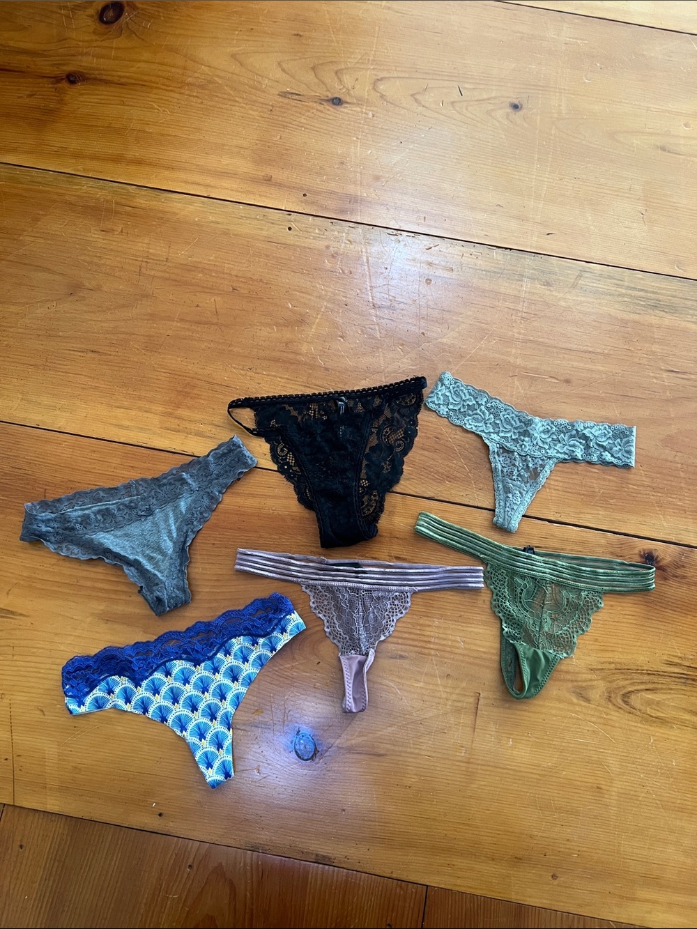 Set of 6 women’s thong panties EUC size XS